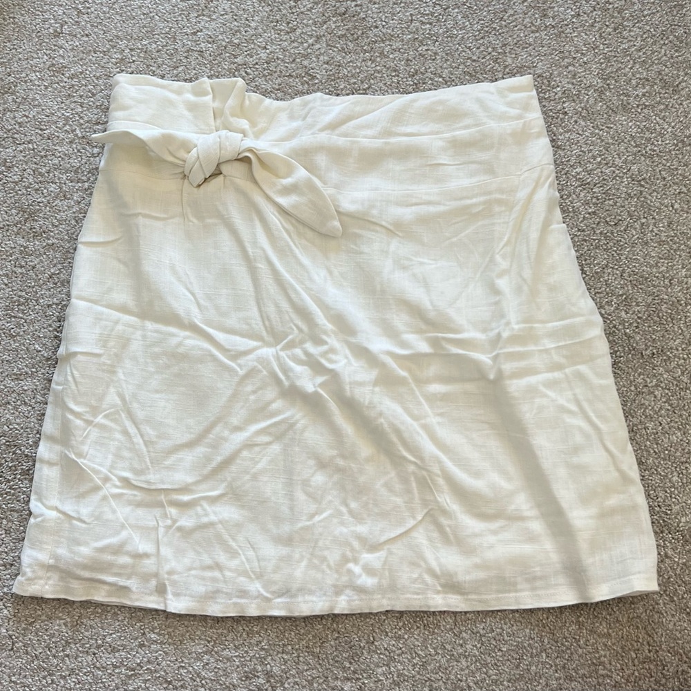 Cream skirt with knot / tie.
